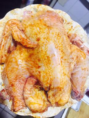 然后用保险膜连同鸡和盘子一起包裹起来，放冰箱冷藏，腌制一晚入味