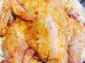 然后用保险膜连同鸡和盘子一起包裹起来，放冰箱冷藏，腌制一晚入味