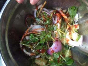 放在一个大盆里，倒入料酒，糖，盐，色拉油，烤肉酱，孜然也可以加一点