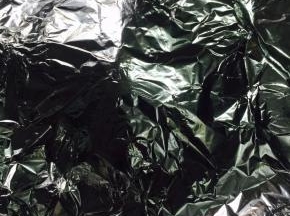 然后覆盖上锡纸，烤箱200度预热10分钟，中层烤制30分钟，中途抽掉锡纸，把烤鸡翻面，刷色拉油，转190度继续烘烤20分钟，露在表面的鸡皮就是脆的，在下面因为有蔬菜所以就不是脆的了。
大家感恩节快乐~呀，我去吃烤鸡啦