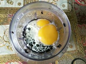 黑米提前浸泡8个小时，泡好的黑米沥干水分，和玉米油、牛奶、鸡蛋一起放搅拌机打碎，有破壁机更好，越细腻口感越好