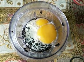 黑米提前浸泡8个小时，泡好的黑米沥干水分，和玉米油、牛奶、鸡蛋一起放搅拌机打碎，有破壁机更好，越细腻口感越好