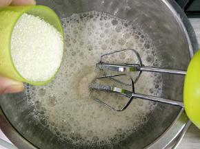 蛋白滴几滴白醋打到粗泡状