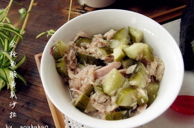 金枪鱼酸黄瓜沙拉