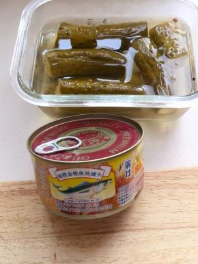 准备材料，油浸金枪鱼鱼酸黄瓜