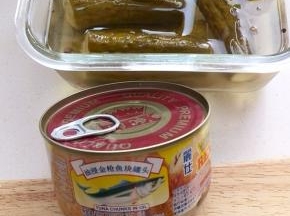 准备材料，油浸金枪鱼鱼酸黄瓜