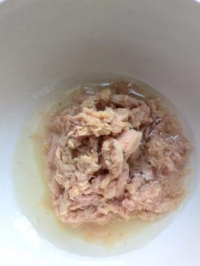 把金枪鱼倒在容器里，空掉油