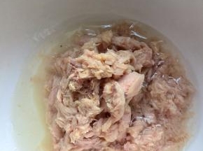 把金枪鱼倒在容器里，空掉油