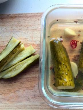 酸黄瓜切成小丁