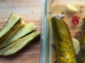 酸黄瓜切成小丁