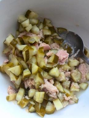 放入金枪鱼肉里，搅拌均匀即可，喜欢黑胡椒的，可撒少许的黑胡椒碎