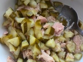 放入金枪鱼肉里，搅拌均匀即可，喜欢黑胡椒的，可撒少许的黑胡椒碎