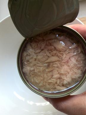 打开金枪鱼罐头，鱼肉全部都浸在油里