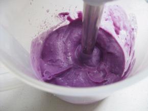 蒸好的紫薯去皮放入搅拌杯里，放入适量的牛奶（配方中），搅打成细细的泥