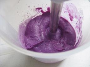 蒸好的紫薯去皮放入搅拌杯里，放入适量的牛奶（配方中），搅打成细细的泥