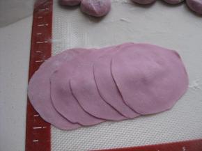 擀成皮，像擀饺子皮一样，5张斜铺在一起