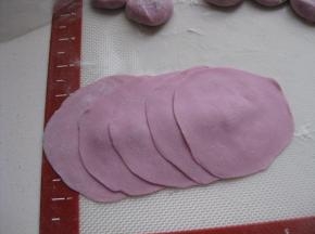 擀成皮，像擀饺子皮一样，5张斜铺在一起