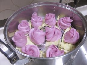 醒发后小火上锅，开锅后转中火，蒸15分钟即可