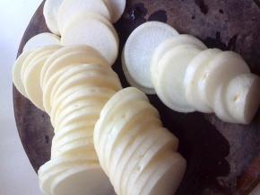 准备一个白萝卜，洗净去皮，切成0.5公分厚薄的圆片