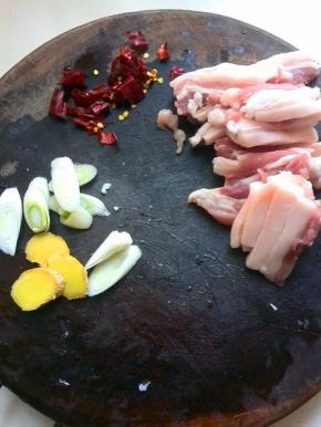 五花肉切片，葱姜切片，干辣椒切段