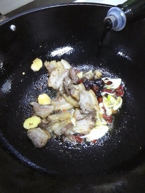 放入酱油、蚝油