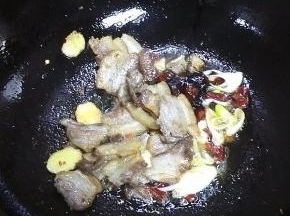 放入酱油、蚝油