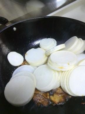 翻炒均匀后，放入白萝卜片