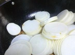 翻炒均匀后，放入白萝卜片