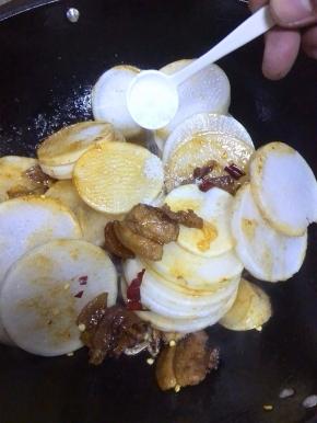 放入1小勺白糖提鲜