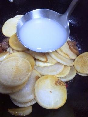 放入适量的大骨汤，没有骨汤放清水