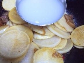 放入适量的大骨汤，没有骨汤放清水