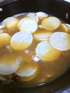 水量应与萝卜齐平，炖大约10分钟左右，少许的盐调味