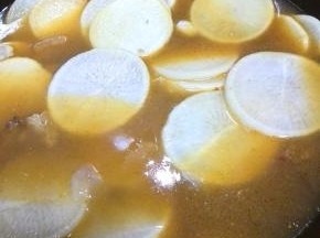 水量应与萝卜齐平，炖大约10分钟左右，少许的盐调味