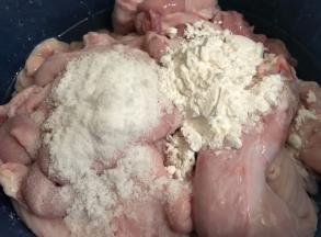  加入盐和生粉各3大勺
搓洗，反复搓两至三遍