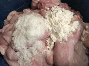  加入盐和生粉各3大勺
搓洗，反复搓两至三遍