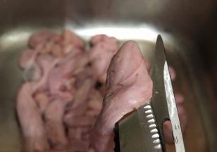 把生肠头剪开