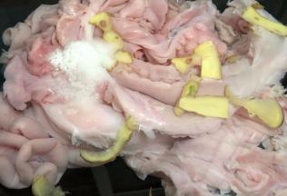 锅里注入冷水加1勺盐，适量姜片码入生肠，冷锅烧开