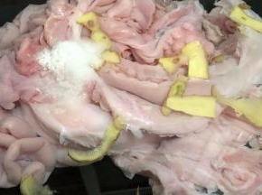 锅里注入冷水加1勺盐，适量姜片码入生肠，冷锅烧开