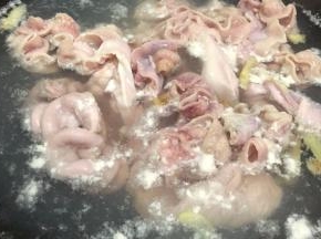 煮开之后会有很多浮沫
没关系的让它继续煮，大概煮20分钟