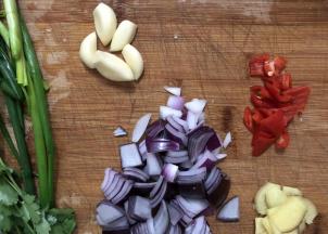 把配料都切好备用