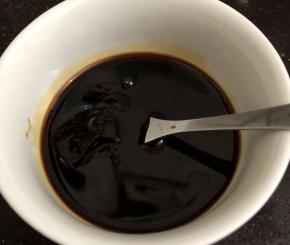 把少许盐，生抽，蚝油都混合在一起搅均匀