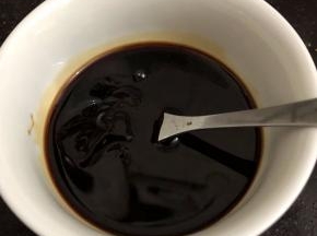 把少许盐，生抽，蚝油都混合在一起搅均匀