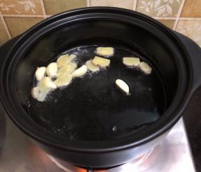 锅里坐油烦热码入姜蒜爆香