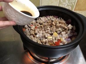 倒入剩余的酱汁翻炒均匀