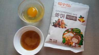 1．准备姜饼屋的用料，天冷如果蜂蜜有凝固，可以放入微波炉中受热融化再使用。