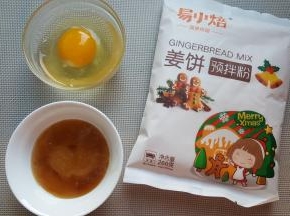 1．准备姜饼屋的用料，天冷如果蜂蜜有凝固，可以放入微波炉中受热融化再使用。