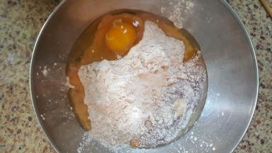 2．把所有的用料放在容器中混合。