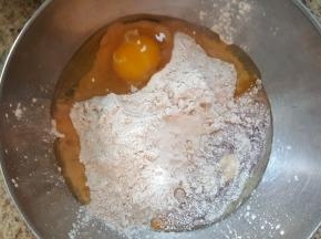 2．把所有的用料放在容器中混合。