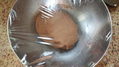 3．混合成团后用保鲜膜覆盖，放入冰箱冷藏30分钟。