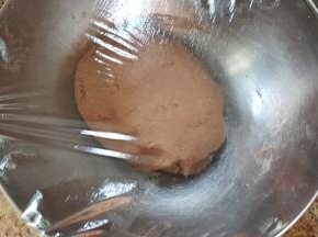 3．混合成团后用保鲜膜覆盖，放入冰箱冷藏30分钟。